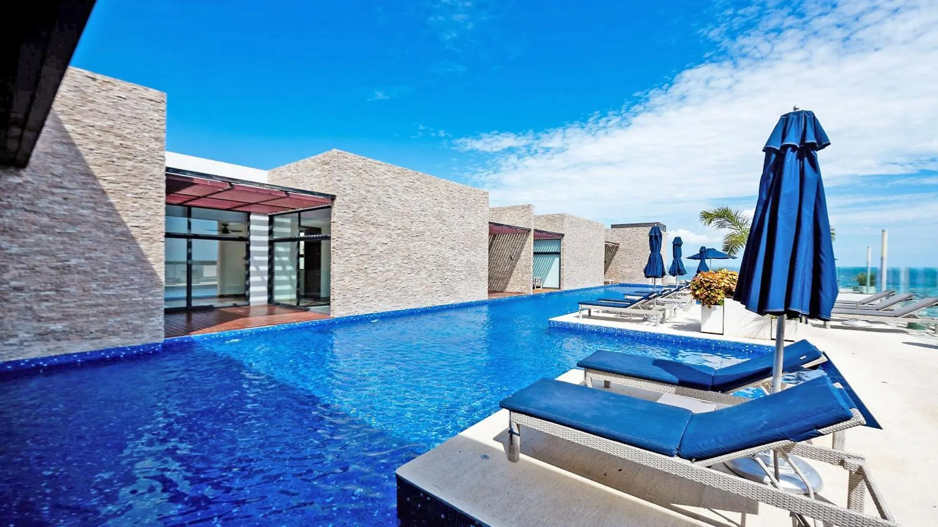 Exquisite Luxurious 1 Bedroom Cruz Con Mar Playa del Carmen Apartment